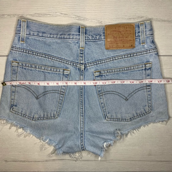 Levi’s 512 Distressed Cutoff Light Wash Shorts Size Small - Picture 9 of 10